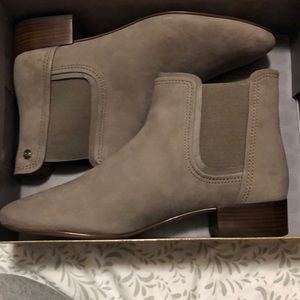 Brand new never worn women’s Chelsea boots!